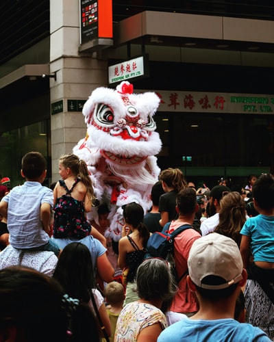 人们聚集在白色和红色的圣诞老人雕像前